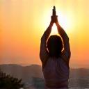 Μια γυναίκα 40+ κάνει διάταση μπροστά στον Παρθενώνα το πρωί, με ζεστό φως Ανατολής.